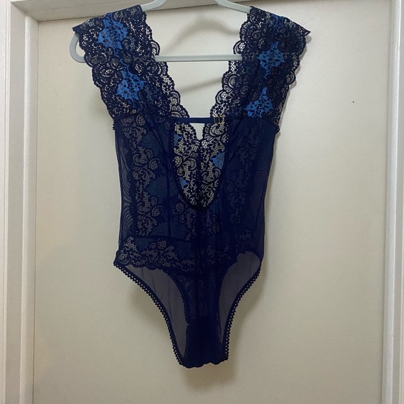 Blue lace and mesh teddy - Picture 2 of 10